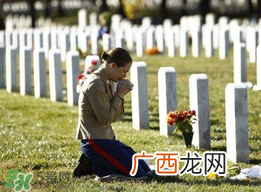 母亲节能扫墓吗？母亲节给母亲上坟合适吗？