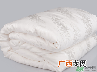 冬天盖什么被子保暖又舒服？冬天盖蚕丝被暖和吗？