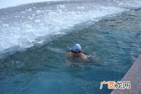 冬季游泳身体好帮助血液循环