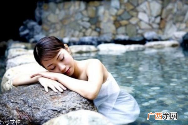 冬季里泡温泉时必须知道的小常识
