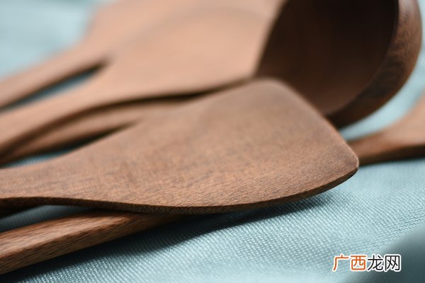 原木锅铲和合成木锅铲哪个好 前者更加耐用