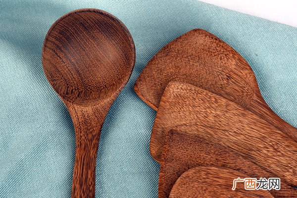 原木锅铲和合成木锅铲哪个好 前者更加耐用