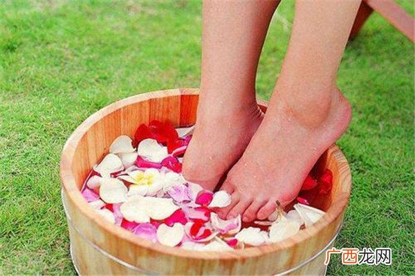 夏天泡脚出汗好吗 夏天泡脚怎么泡