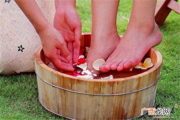 夏天泡脚出汗好吗 夏天泡脚怎么泡