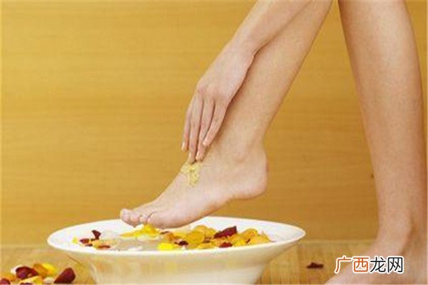 夏天泡脚的好处和坏处是什么 夏天泡脚有什么好处