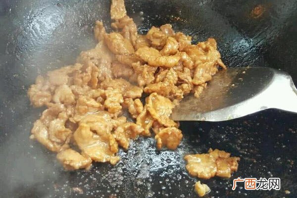 炒猪肉什么时候放酱油 腌制最好