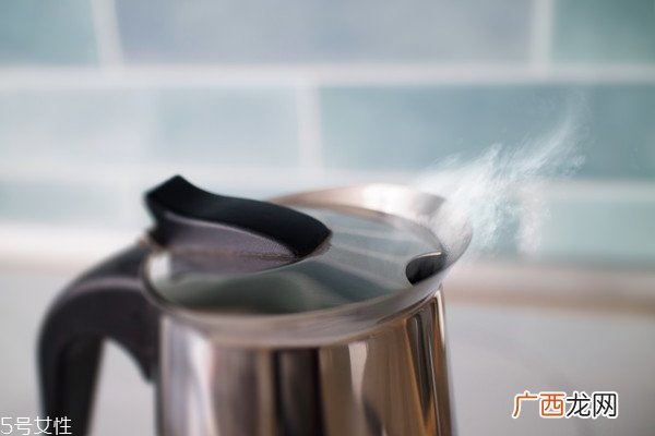 千滚水致癌是真的吗 专家打脸10杯也不会超标