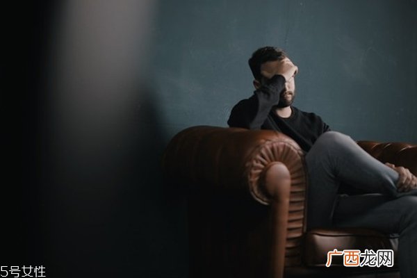睡眠不足会引起什么症状 长痘肥胖变笨