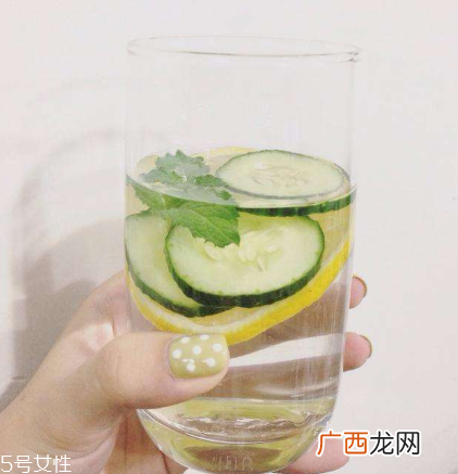 柠檬黄瓜水放多少柠檬 柠檬黄瓜水怎么喝能瘦脸