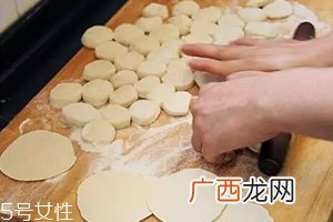 擀饺子皮怎么转圈？借用巧力才能转圈成圆