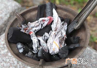烧烤的木炭怎样引燃 不败的生火3步骤