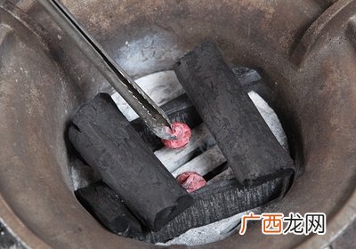 烧烤的木炭怎样引燃 不败的生火3步骤