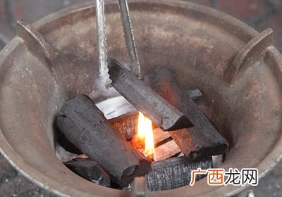 烧烤的木炭怎样引燃 不败的生火3步骤
