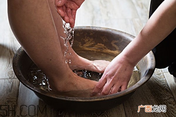 一边泡脚一边敷面膜好吗 常泡脚有益健康