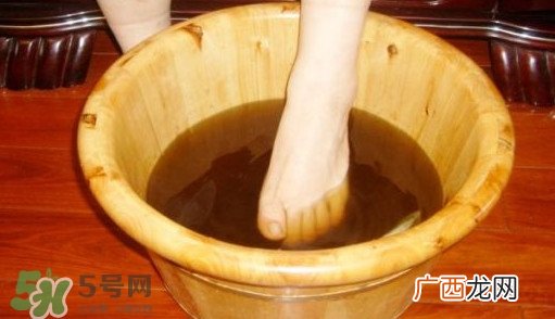 艾叶泡脚有什么功效 艾叶泡脚的好处