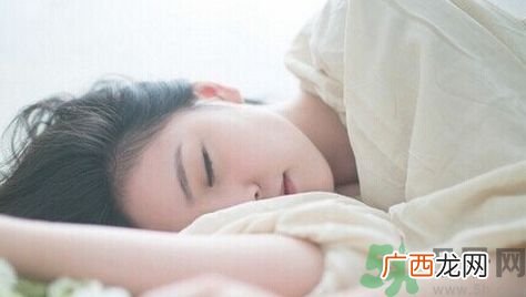 睡瓷砖上有什么坏处?睡瓷砖上对有身体有什么危害?