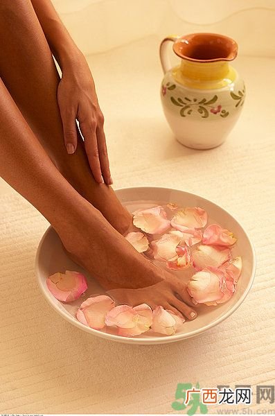 吃晚饭后多久可以泡脚？晚饭后泡脚好吗？