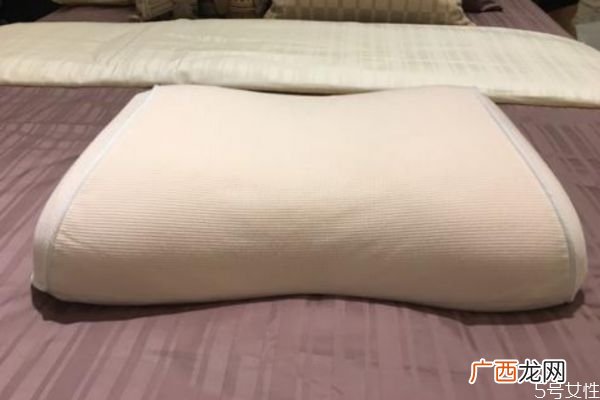 乳胶枕头有什么作用 乳胶枕头有味道正常吗