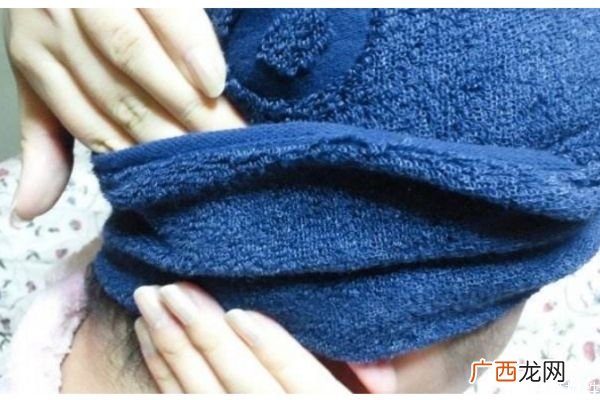 洗完头发怎么用毛巾包起来 洗完头毛巾包头的方法