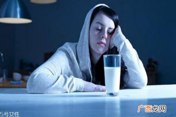 睡前喝一杯牛奶的好处 睡前需要注意什么事项呢