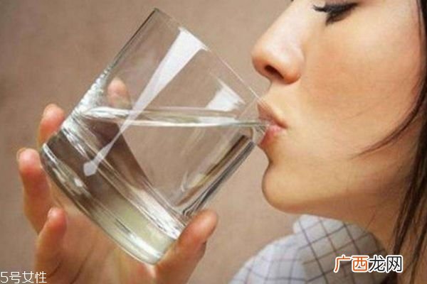 晚上睡觉前为什么要少喝水呢 晚上睡觉前喝水的危害有什么