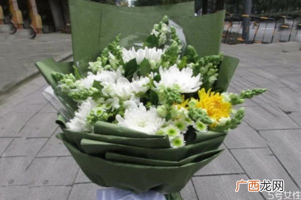 清明节的鲜花要用几朵 清明节扫墓应该用什么花