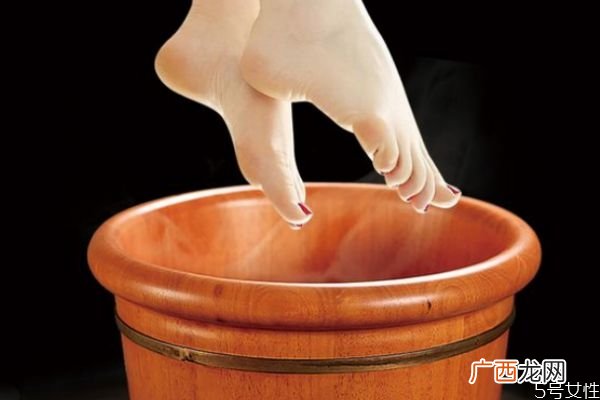 泡脚应该用多少度的热水呢 泡脚最多可以泡多久呢