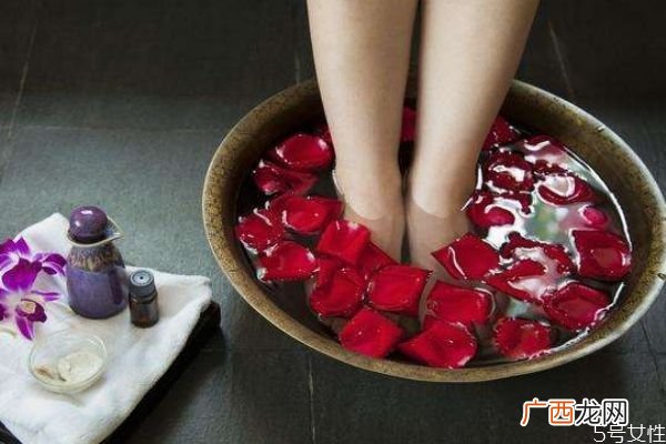 人人都可以泡脚吗 每天泡脚有什么好处呢