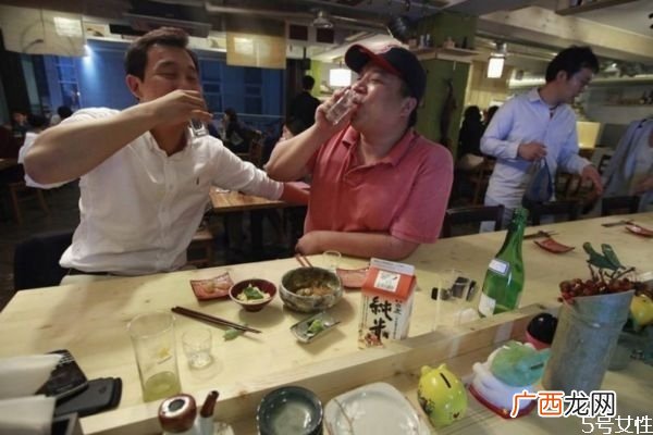 醉酒后呕吐难受怎么办 宿醉的人该吃点什么