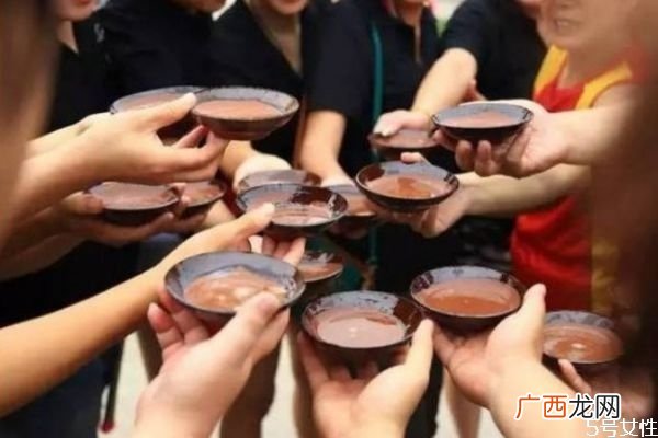 醉酒后呕吐难受怎么办 宿醉的人该吃点什么