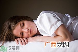 女生趴着睡对乳房好吗？女生趴着睡对胸部有什么坏处？