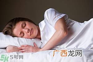 女生趴着睡对乳房好吗？女生趴着睡对胸部有什么坏处？