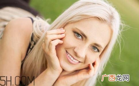 女性小便发黄是怎么回事？女性小便发黄有异味的原因有哪些？