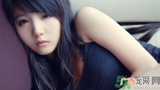 17岁女生每晚爱摸胸部正常吗?