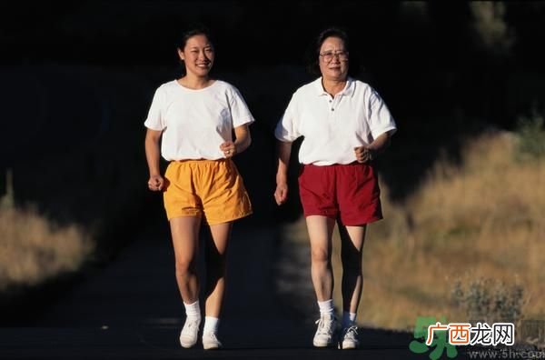 大伯仰头喝可乐四肢瘫痪是怎么回事？喝可乐真的会瘫痪吗？