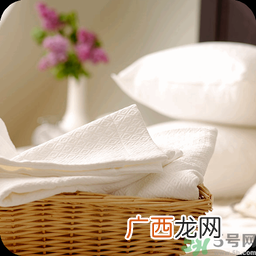 衣服上沾到油渍怎么洗干净？衣服上有油渍要怎么办？