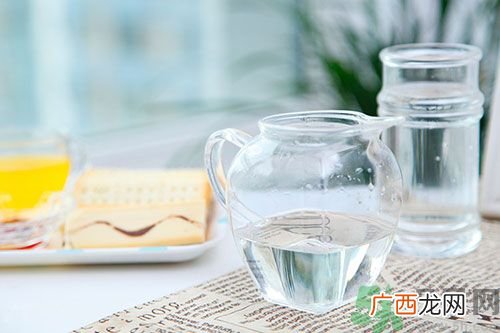 炒菜用白醋还是米醋好？白醋可以用来炒菜吗？