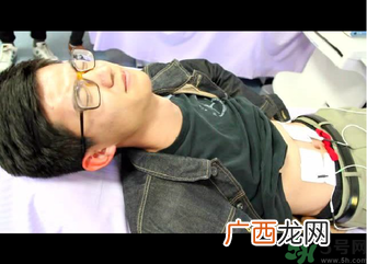 大一男生哭着打电话给妈妈是怎么回事？