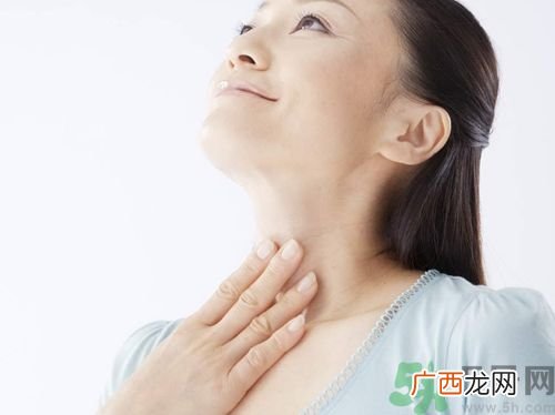 ?17岁女生有喉结正常吗？17岁女生喉结突出怎么办？