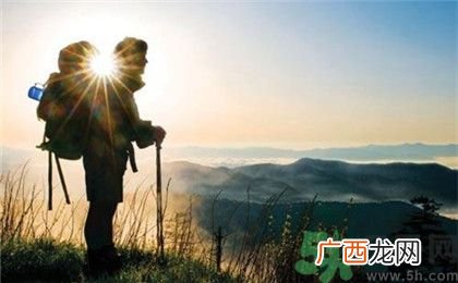 小伙辞职旅行3年带回美国女友 徒步旅游装备有哪些？