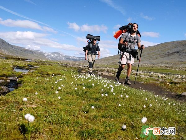 小伙辞职旅行3年带回美国女友 徒步旅游装备有哪些？
