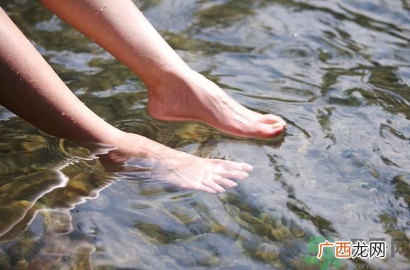 用凉水洗脚还是热水洗脚好？为什么热水比凉水洗脚要好？