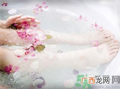 用凉水洗脚还是热水洗脚好？为什么热水比凉水洗脚要好？