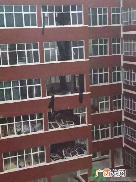 哪个学校学校窗户突然倒塌？男生拼命护住女生 ！