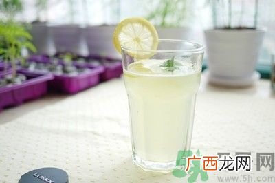 每天喝柠檬水能美白吗？每天喝柠檬水好不好？