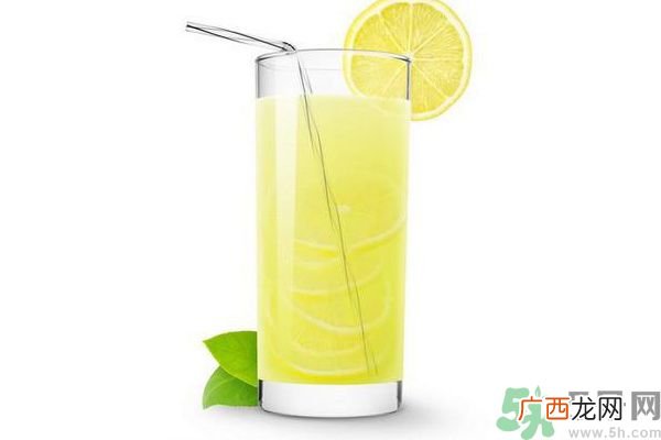 每天喝柠檬水能美白吗？每天喝柠檬水好不好？