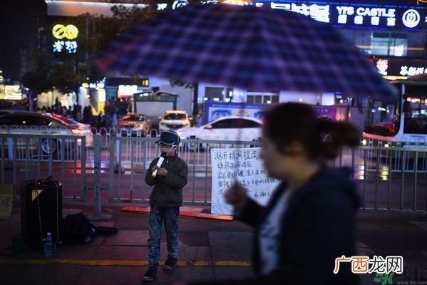 9岁卖唱男孩撑起一个家 父母怎样教育孩子？