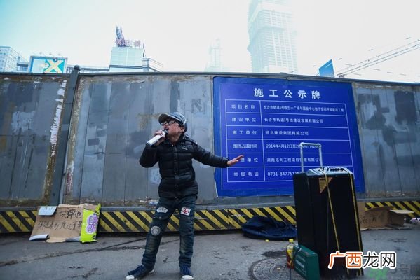 9岁卖唱男孩撑起一个家 父母怎样教育孩子？