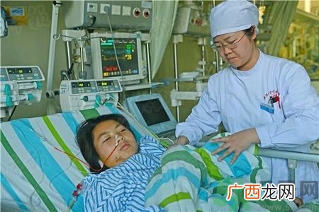 12岁女孩心脏被继父刺穿