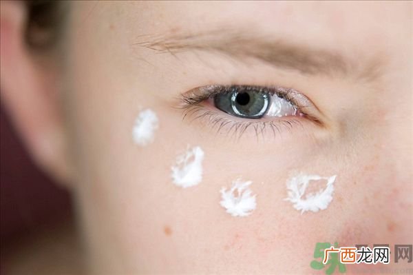 我14岁眼睛下面有皱纹怎么办
